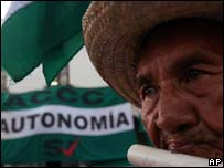 Cartaz pedindo autonomia para regiões bolivianas