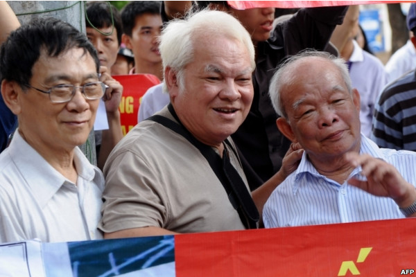 Các trí thức Nguyễn Huệ Chi, Nguyễn Văn Khải và Nguyên Ngọc tại cuộc biểu tình hôm 14/8