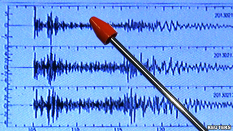 日本氣象廳官員展示朝鮮核爆時的地震記錄（12/2/2013）