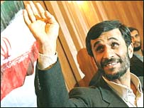 تشکيل کابينه ای که هم خواسته های رای دهندگان به محمود احمدی نژاد را منعکس کند و هم مورد پذيرش مقام های عالی جمهوری اسلامی قرار گيرد به موضوعی دشوار تبديل شده است