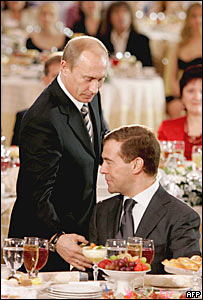 Vladimir Putin và Dmitri Medvedev hôm 24/12/2007