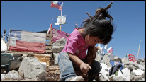 Niña en el campamento donde los familiares esperan por el rescate de los mineros