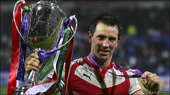 Paul Sculthorpe lifts the World Club Challenge after Saints beat Brisbane in 2007
