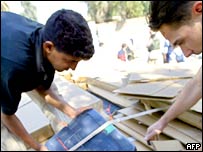 Zaměstnanci irácké volební komise převážejí bedny s hlasovacími lístky k centrálnímu sčítání hlasů ze sobotního referenda