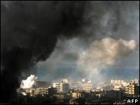 دود ناشی از تبادل آتش بر فراز اردوگاه