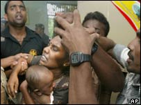 Murugupillai e Junitha Jeyarajah com o 'bebê 81'