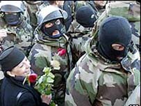 грузинські солдати та демонстранти