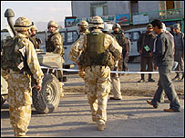 نيروهای امنيتی در محل يکی از انفجارها