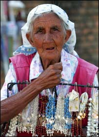 Vendedora de artigos católicos em Aparecida (Foto: Antonio Scorza/ AFP/ Getty Images)
