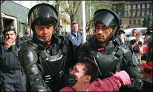 Dubnová demonstrace odpůrců zasedání v Praze na Václavském náměstí