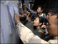 Çin'de yakınlarının isimlerini yaralılar listesinde bulmaya çalışanlar