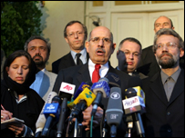 Muhammed el Baradei ve Ali Laricani gazetecilere açıklama yapıyor (arşiv)