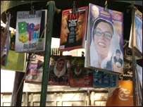 Capas de revistas, uma delas mostrando Benazir Bhutto
