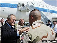 Rumsfeld ABD askerleriyle birlikte