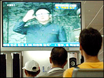 Nükleer denemeyi televizyonlardan izleyen Kuzey Koreliler