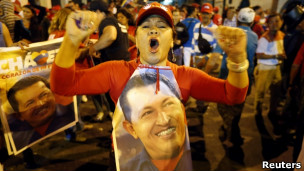 Mulher comemora reeleição de Hugo Chávez (foto: Reuters)