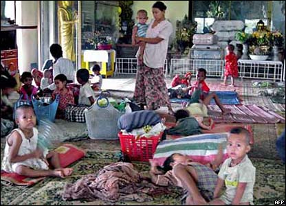 Bir okulda barınan Birmanyalılar