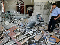 Các quan chức Palestine chứng kiến cảnh đổ nát