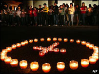 Vigília realizada na Universidade de Charleston em memória das vítimas do massacre na Universidade Virginia Tech