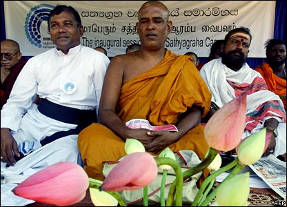 Một nhà sư (ở giữa) và các đại diện người Hồi giáo (trái) và Hindu (phải) trong một cuộc biểu tình tại Colombo.