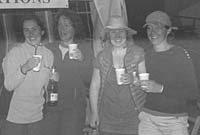 Nicki Steer, Sue Rushton, Non Morris a Gillian Burridge yn dathlu cyrraedd pen y daith.