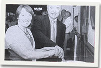 Ieuan ac Eirian yn torri teisen y dathlu