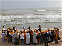 Lễ cầu siêu trên bờ biển Merang trước giờ ra thăm lại đảo Pulau Bidong tháng Ba 2005