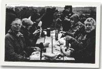 Michael Francis (chwith) a Peter Lloyd amser cinio