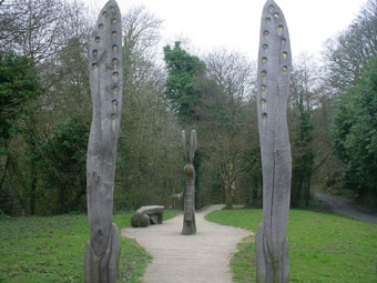 Cerflun Porth Eglwys Cyngar Sant