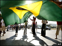 Manifestantes carregam bandeira brasileira em Brasília