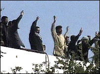 учасники протестів на даху офісу губернатора в Басрі 