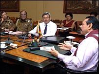 President Rajapaksa meeting IGP and senior DIGs (photo: Chandana Perera, presidential secretariat)
