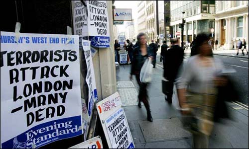 Série pumových útoků na londýnský dopravní systém zabila více než 30 lidí a zranila na 700 dalších.