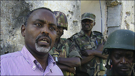 Mayor of Mogadishu, Mohamoud Nur (left), talks beside African Union Peacekeepers in Mogadishu, Somalia. Photo: AP /Kathrine Houreld 