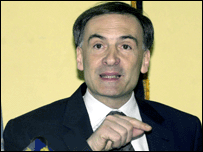 ژان آرنو خلع سلاح در کشور را چالشی مهم خواند