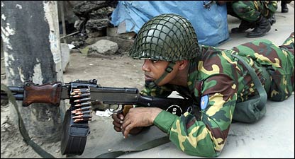 बांग्लादेश में सुरक्षाकर्मी