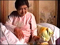 خانم آکينو و عروسکش