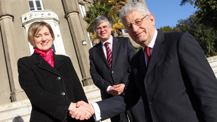 Efa Gruffudd Jones, Prif Weithredwr Urdd Gobaith Cymru gydag Is-Ganghellor Prifysgol Abertawe, Yr Athro Richard B Davies a'r Dirprwy Is-Ganghellor, Yr Athro Iwan Davies