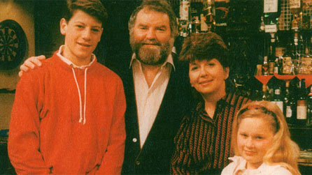 Huw Ceredig gyda'i 'deulu' yn Pobol y Cwm