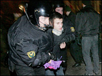 Polis göstericilere müdahalaede bulunuyor