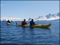 在南极划皮划艇
