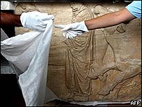 Depois de transferidos, técnicos conferem se houve algum dano