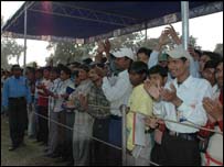 मुंगेर में बीबीसी के कारवाँ का स्वागत करते लोग