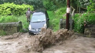 洪水導致路面積水嚴重