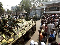 बांग्लादेश राइफ़ल्स के मुख्यालय के बाहर सैनिक