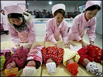 Các y tá chăm sóc trẻ sơ sinh tại Trung Quốc