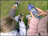 Cep telefonuyla oynayan çocuklar