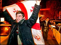 खुशी मनाते जॉर्जिया के नागरिक