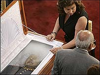 Corpo de Pinochet é velado por sua filha, Lucia Pinochet Hiriart 