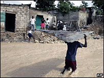 Haitiano passa por área atingida pela tempestade Alpha